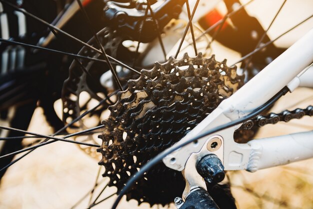 Raddetail eines Fahrradstands auf dem Boden