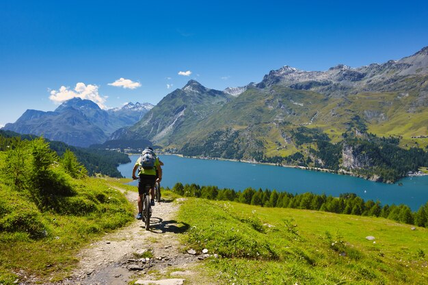 Radfahren in den bergen durch einen see