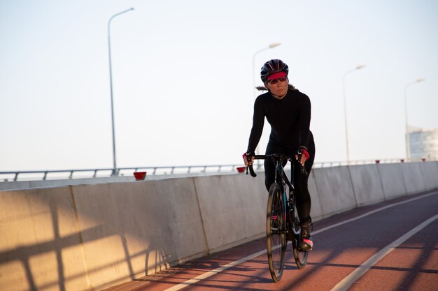 Radfahren in der Stadt im Morgengrauen