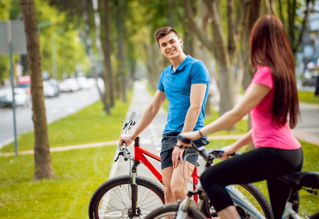 Radfahren junges Paar.