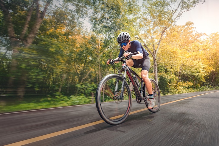 Foto radfahren mountainbike radfahren mtb auf der straße schattig mit wald. mountainbike-athleten betrachten die wilde natur auf dem berg. extremsport und mtb, mountainbike downhill von motion concept.