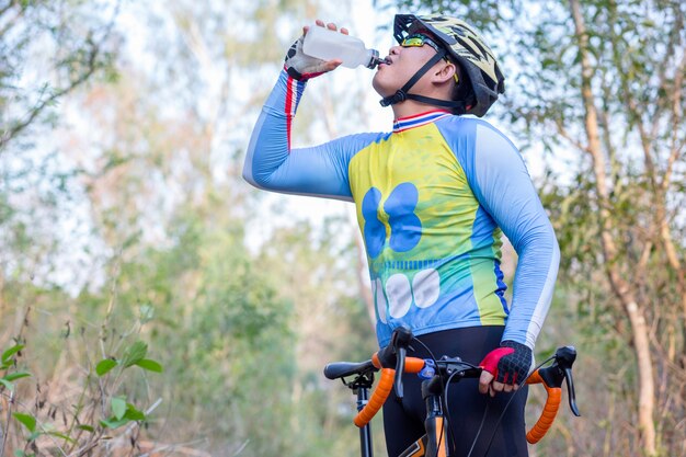 Radfahren Sportler Trinkwasser