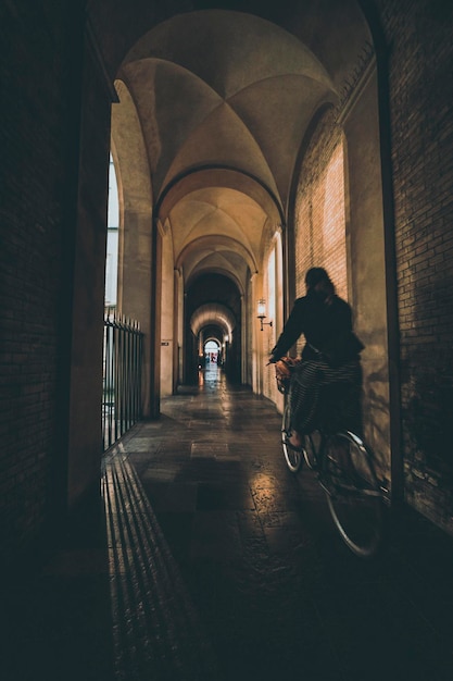 Radfahrer am alten Durchgang mit Arkaden in der Stadt Kopenhagen
