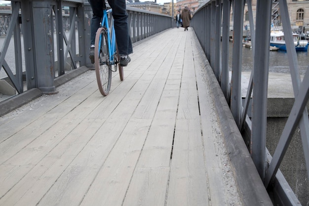 Radfahrer auf der Skeppsholm-Brücke Skeppsholmsbron in Stockholm, Schweden