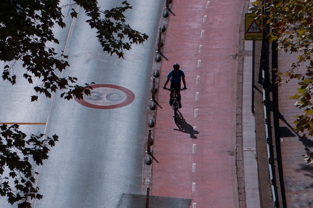 Radfahrer auf der Straße, Fahrrad-Transportmittel in der Stadt Bilbao, Spanien