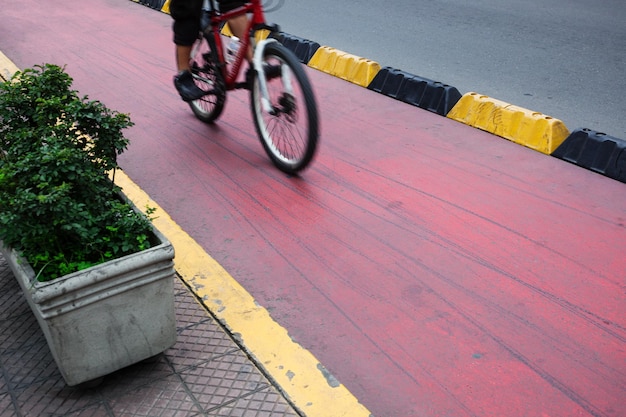 Radfahrer auf einem roten Radweg