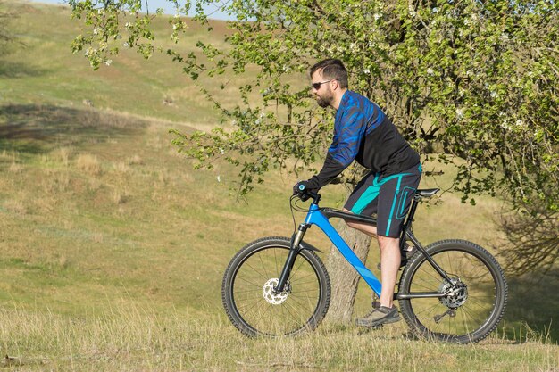 Radfahrer auf grünen Wiesen an einem Sommerabend schöne Landschaft