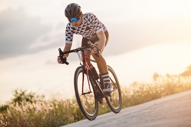 Radfahrer, der auf einem Rennrad im Freien tritt