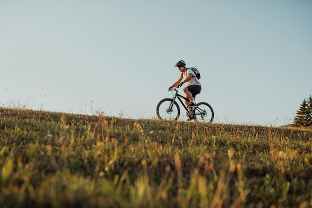 Radfahrer, der das Fahrrad auf dem Trail im Wald fährt Mann, der auf Enduro-Trail-Strecke radelt Sportfitness Motivation und Inspiration Extremsportkonzept Selektiver Fokus Hochwertiges Foto