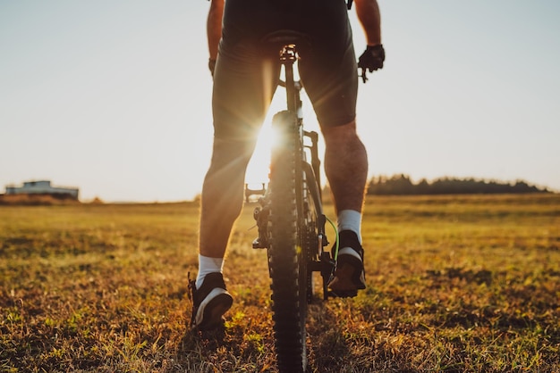 Radfahrer, der das Fahrrad auf dem Trail im Wald fährt Mann, der auf Enduro-Trail-Strecke radelt Sportfitness Motivation und Inspiration Extremsportkonzept Selektiver Fokus Hochwertiges Foto