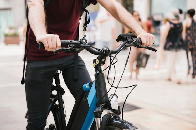 Radfahrer, der Efahrrad durch Stadt reitet