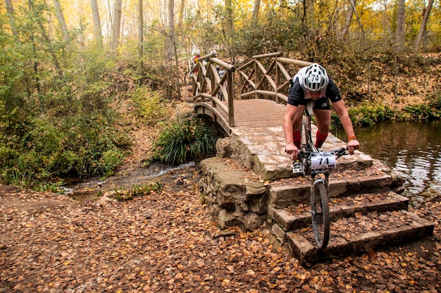 Radfahrer, der mitten in der Natur antritt