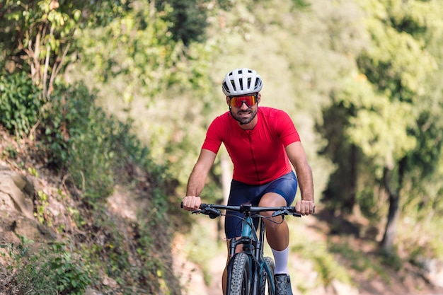 Radfahrer, der sein Mountainbike auf einem Wald fährt