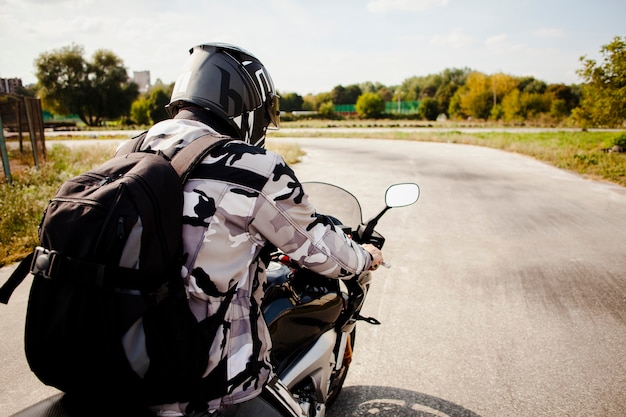 Foto radfahrer, der sorgfältig auf die straße fährt