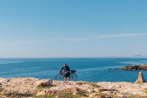 Radfahrer entspannt am Meer gesunder Lebensstil