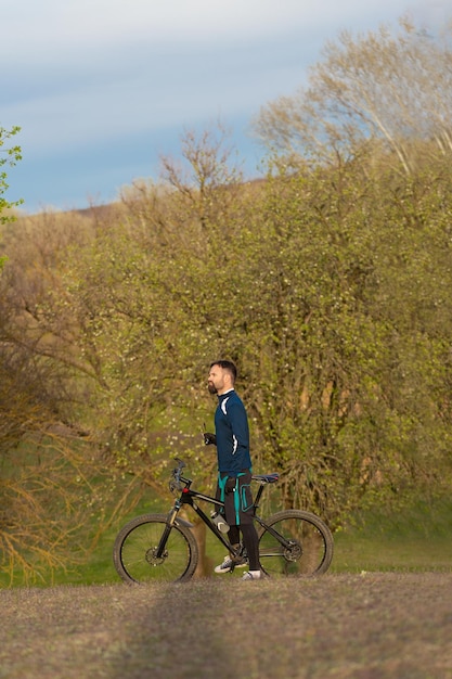 Radfahrer fährt durch den Wald