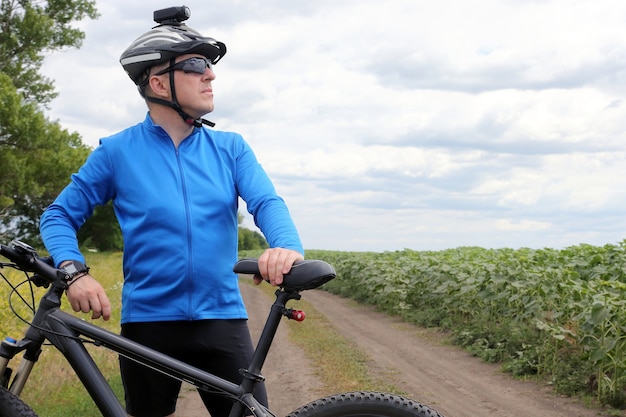 Radfahrer fahren auf einem Naturspaziergang