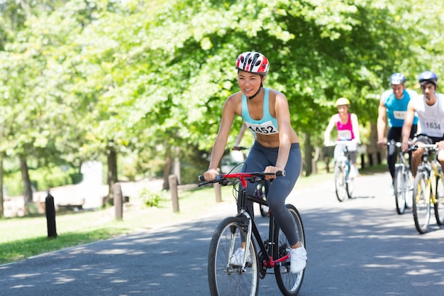 Radfahrer fahren Fahrräder