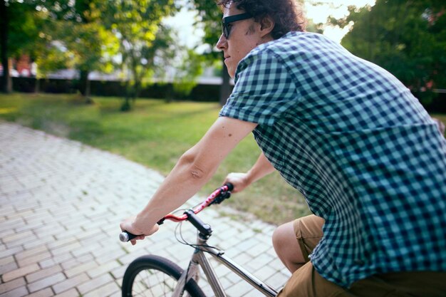 Radfahrer fahren in einem Stadtpark.