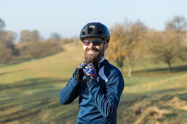 Radfahrer in Hose und Fleecejacke auf einem modernen Hardtail-Bike mit Federgabel fährt Offroad