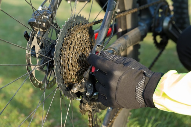 Radfahrer in Hose und grüner Jacke auf einem modernen Carbon-Hardtail-Bike mit Luftfedergabel