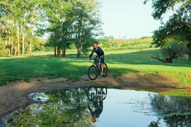 Radfahrer in Shorts und Trikot auf einem modernen Carbon-Hardtail-Bike mit Luftfedergabel