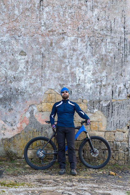 Radfahrer in Shorts und Trikot auf einem modernen Carbon-Hardtail-Bike mit Luftfedergabel