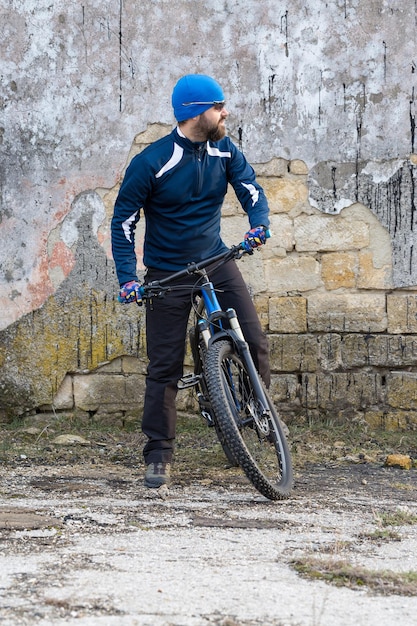 Radfahrer in Shorts und Trikot auf einem modernen Carbon-Hardtail-Bike mit Luftfedergabel