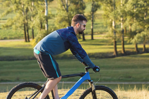 Radfahrer in Shorts und Trikot auf einem modernen Carbon-Hardtail-Bike mit Luftfedergabel