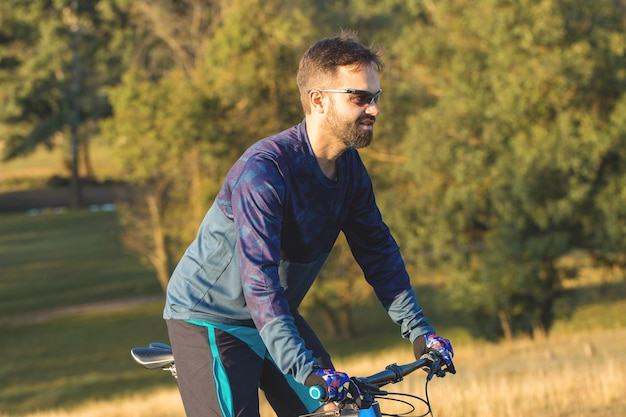 Radfahrer in Shorts und Trikot auf einem modernen Carbon-Hardtail-Bike mit Luftfedergabel