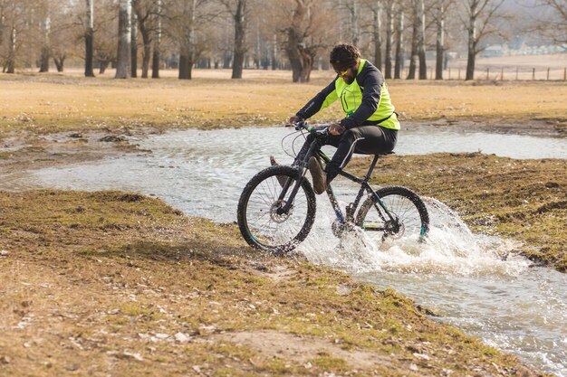 Radfahrer in Shorts und Trikot auf einem modernen Carbon-Hardtail-Bike mit Luftfedergabel