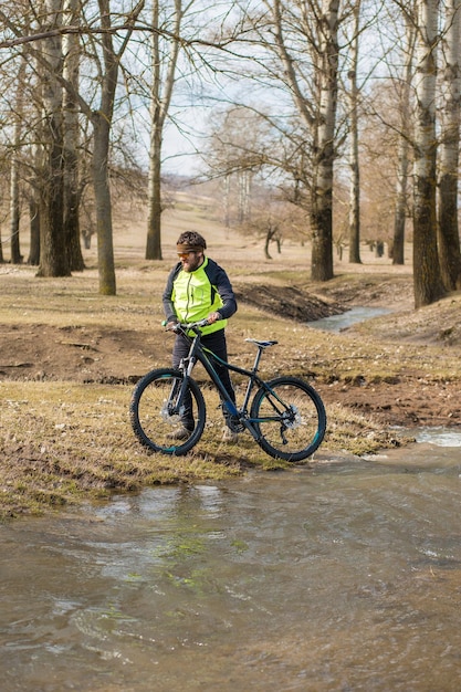 Radfahrer in Shorts und Trikot auf einem modernen Carbon-Hardtail-Bike mit Luftfedergabel