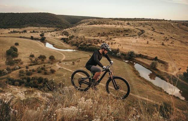 Radfahrer mit Mountainbike auf einem Hügel