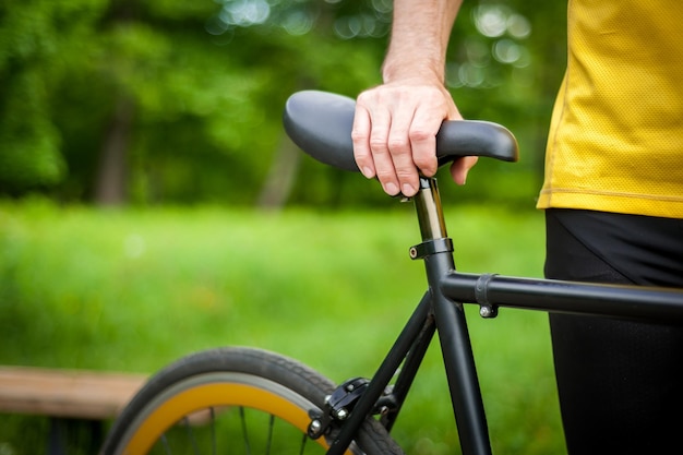 Radfahrer mit seinem Fahrrad aus nächster Nähe Outdoor-Fotografie kann man seine Hände und das Rad sehen