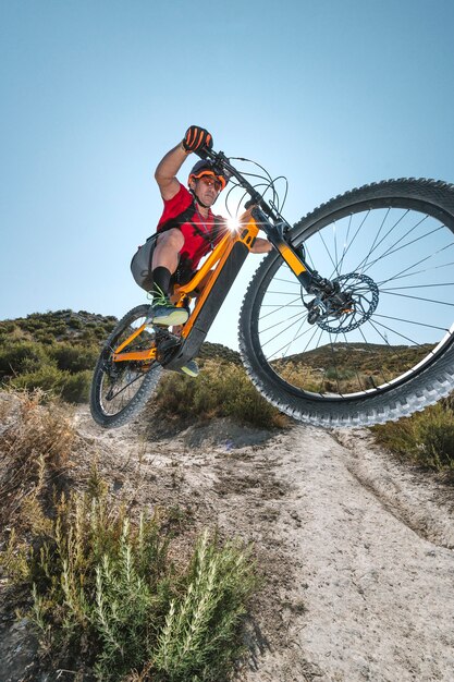 Radfahrer springen mit Elektrofahrrad