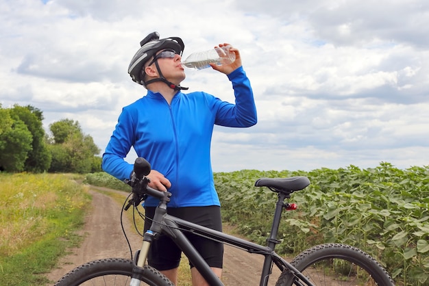 Radfahrer trinkt Wasser