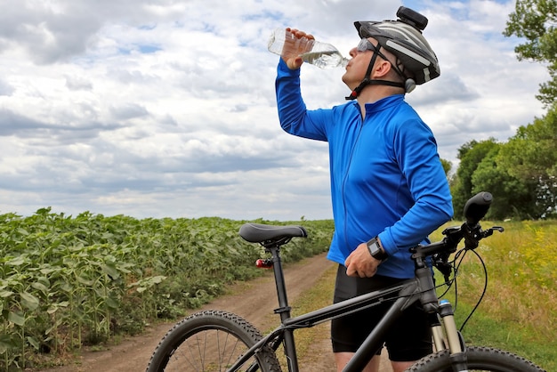 Radfahrer trinkt Wasser