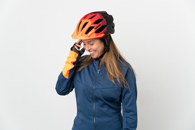 Radfahrerfrau mittleren Alters isoliert auf weißem Hintergrund lachend