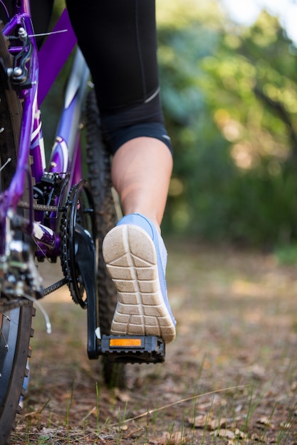 Radfahrerin, die in der Landschaft radelt