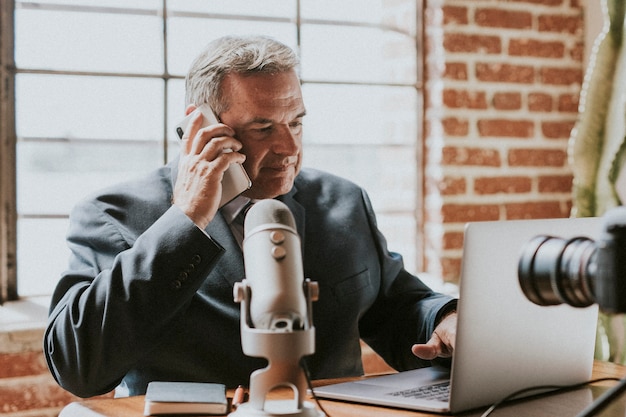 Radialista falando ao telefone