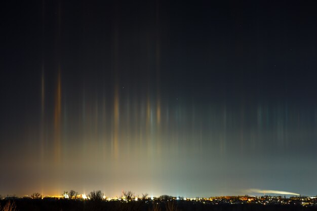 Radiância multicolorida na atmosfera.