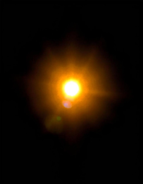 Radiante estallido de sol contra un cielo oscuro