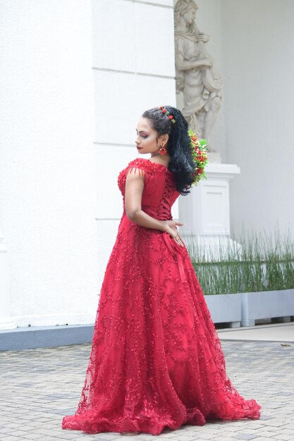 Foto la radiante novia con la falda roja