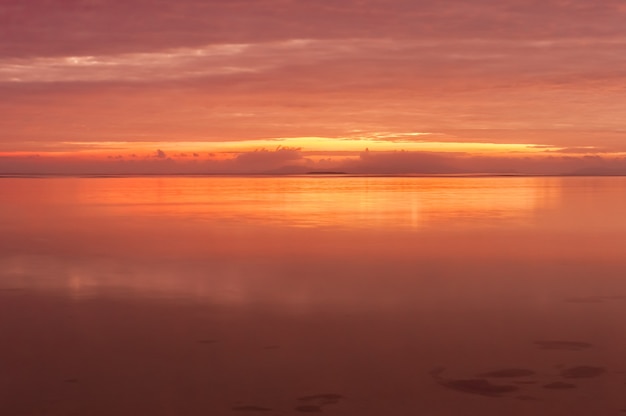 Los radiantes colores rosados del amanecer se reflejan en todos los fotogramas