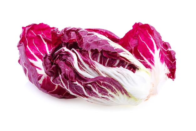 Radicchio aislado en pared blanca