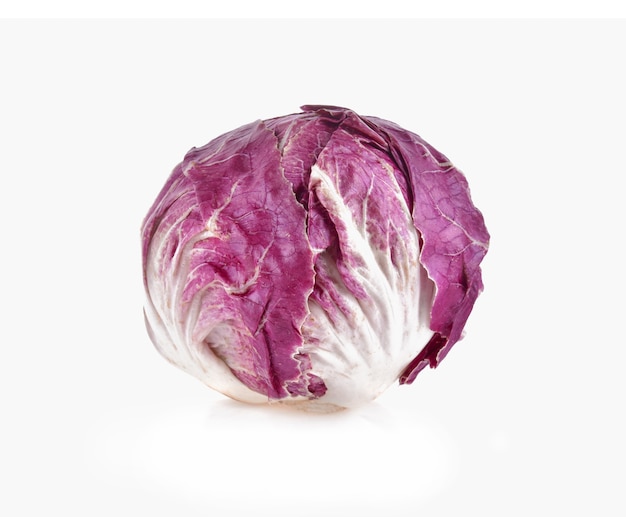 Radicchio aislado sobre fondo blanco.