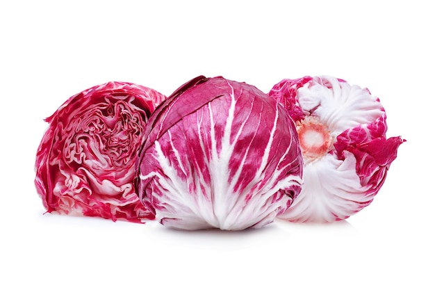 Radicchio, ensalada roja aislado en blanco