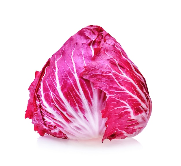 Radicchio, ensalada roja aislado en blanco