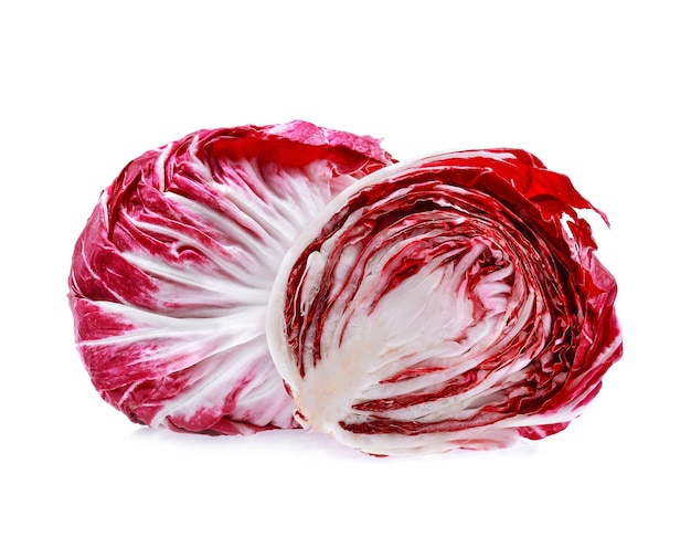 Foto radicchio, ensalada roja aislado en blanco