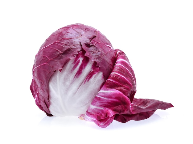 Radicchio, ensalada roja aislado en blanco